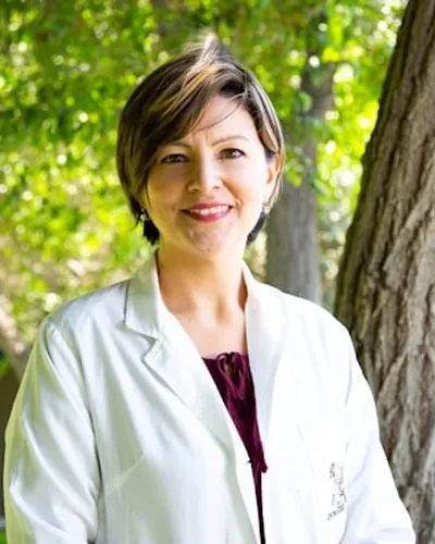 Thuiszorg medewerker helpt oudere cliënt thuis in Amsterdam